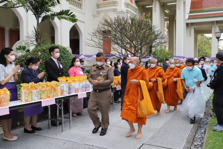 คณะนิติศาสตร์ จุฬาลงกรณ์มหาวิทยาลัย ร่วมพิธีทำบุญตักบาตรและแสดงความยินดีแด่ คณะอักษรศาสตร์ ครบรอบ 106 ปี